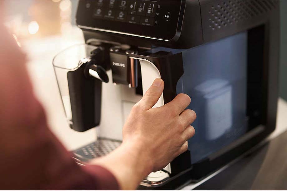 Philips 5500 LATTEGO + ICED COFFEE Silent Brew Coffee Machine EP5544/9 thumbnail 7